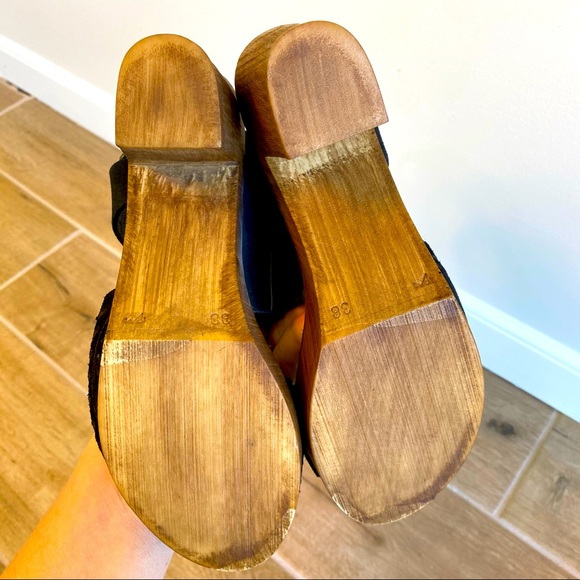 Black strappy suede heeled women’s sandal. Size 7 - Picture 12 of 12